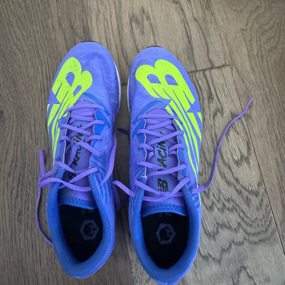 UNISEX NEW BALANCE XC7 v4 SPIKE